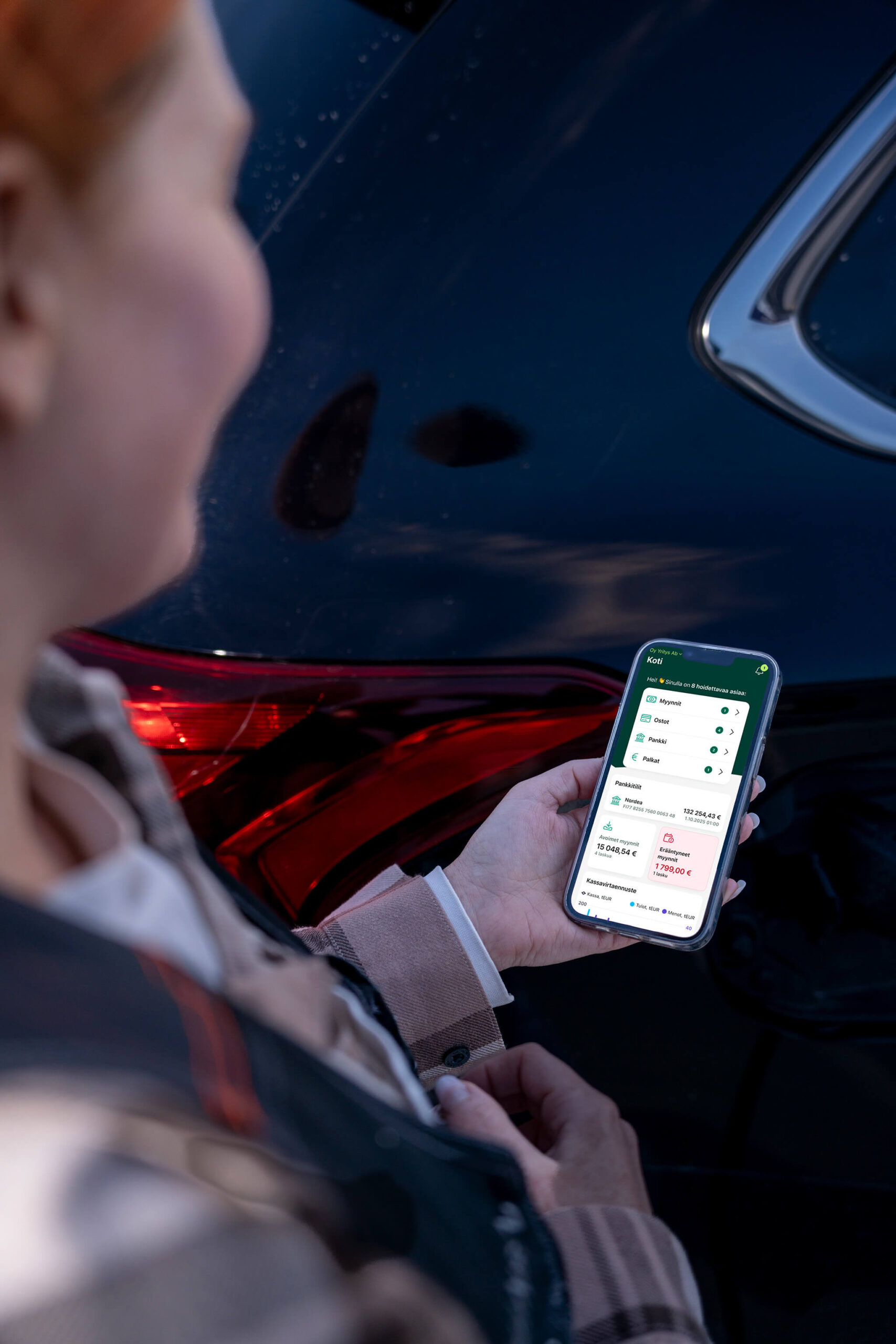Fennoa Mobiili -sovellus käytössä puhelimella